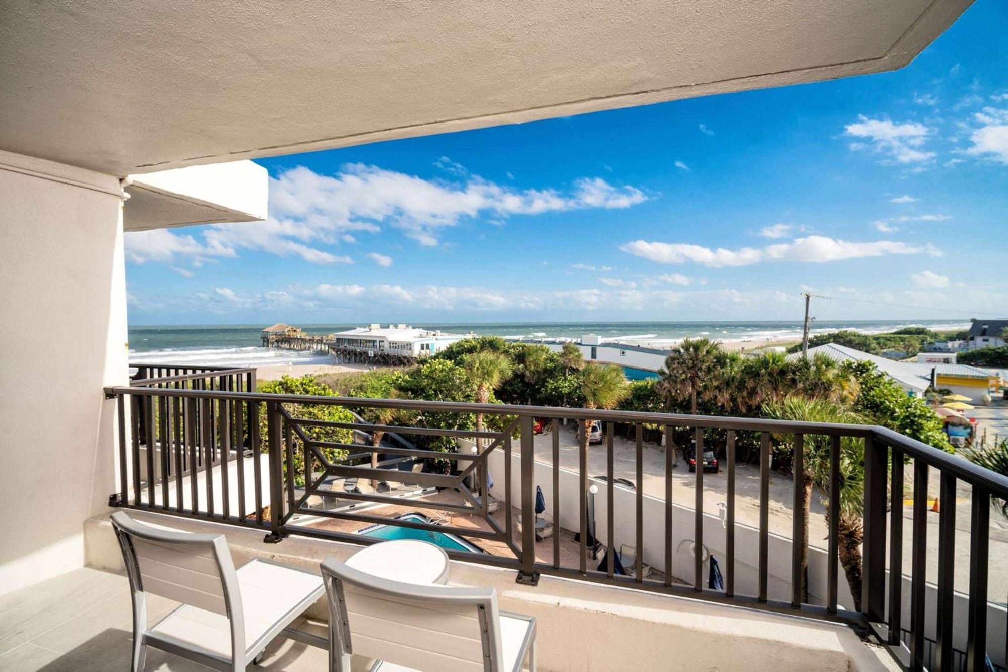 La Quinta By Wyndham Cocoa Beach Oceanfront Exterior photo